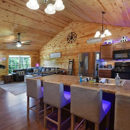Enchanted Forest Cabin And Teepee! Lights & Laser Show! Private Hot Tub! Unique Stay! セバービル エクステリア 写真