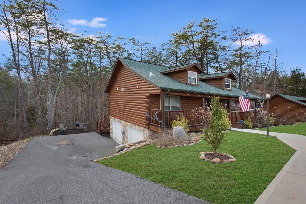 Enchanted Forest Cabin And Teepee! Lights & Laser Show! Private Hot Tub! Unique Stay! セバービル エクステリア 写真