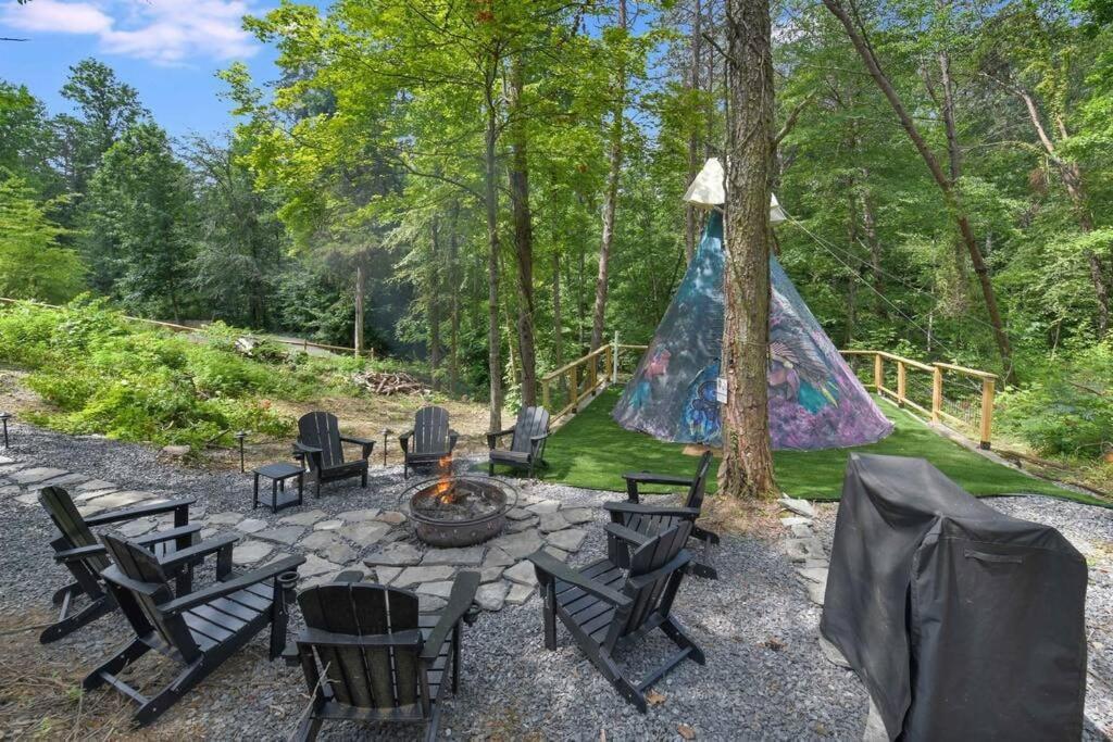 Enchanted Forest Cabin And Teepee! Lights & Laser Show! Private Hot Tub! Unique Stay! セバービル エクステリア 写真