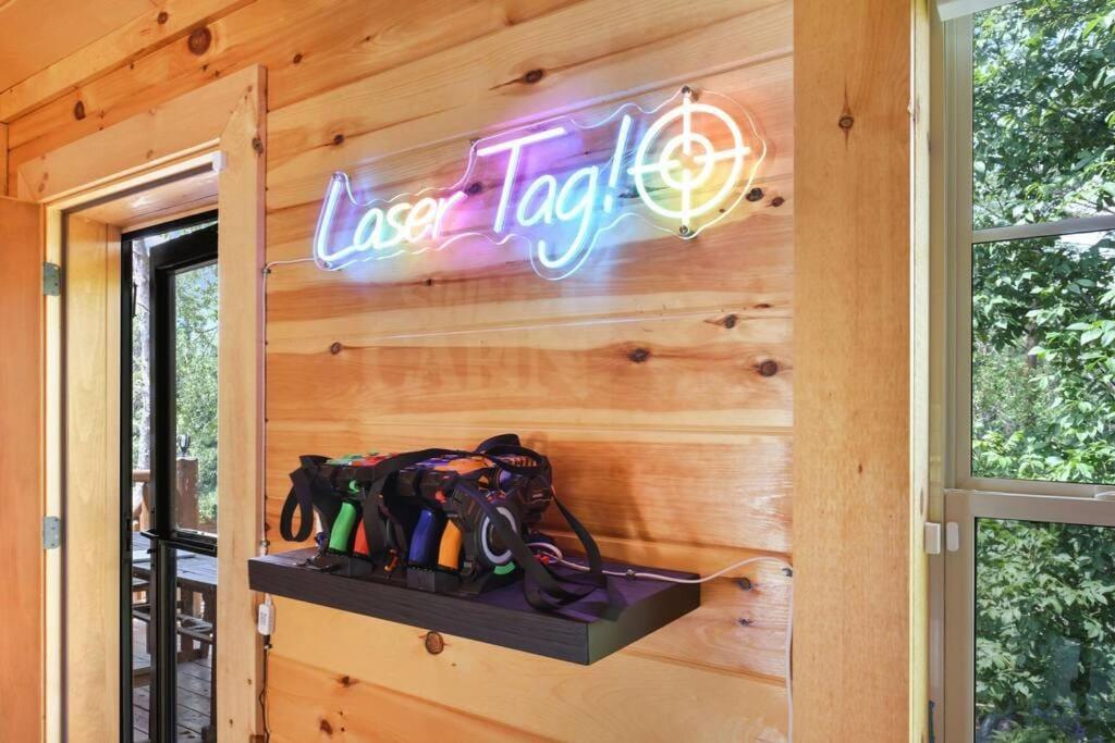 Enchanted Forest Cabin And Teepee! Lights & Laser Show! Private Hot Tub! Unique Stay! セバービル エクステリア 写真