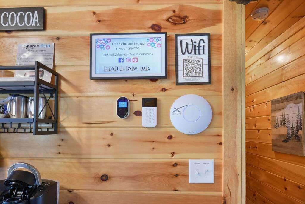 Enchanted Forest Cabin And Teepee! Lights & Laser Show! Private Hot Tub! Unique Stay! セバービル エクステリア 写真