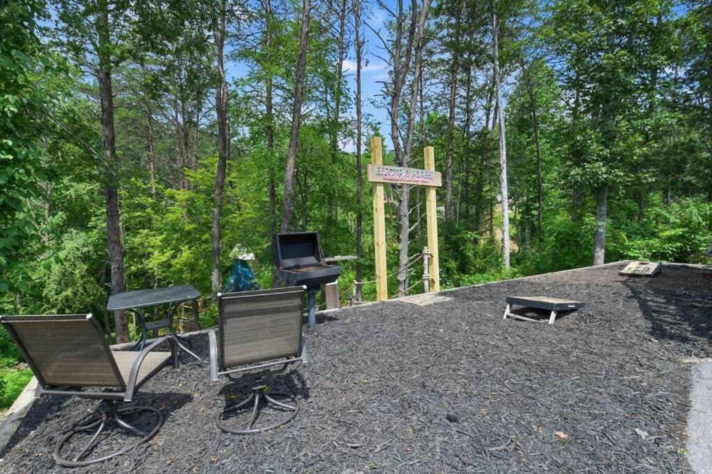 Enchanted Forest Cabin And Teepee! Lights & Laser Show! Private Hot Tub! Unique Stay! セバービル エクステリア 写真