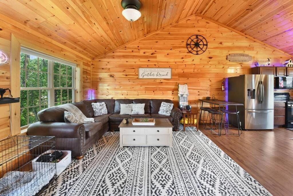 Enchanted Forest Cabin And Teepee! Lights & Laser Show! Private Hot Tub! Unique Stay! セバービル エクステリア 写真