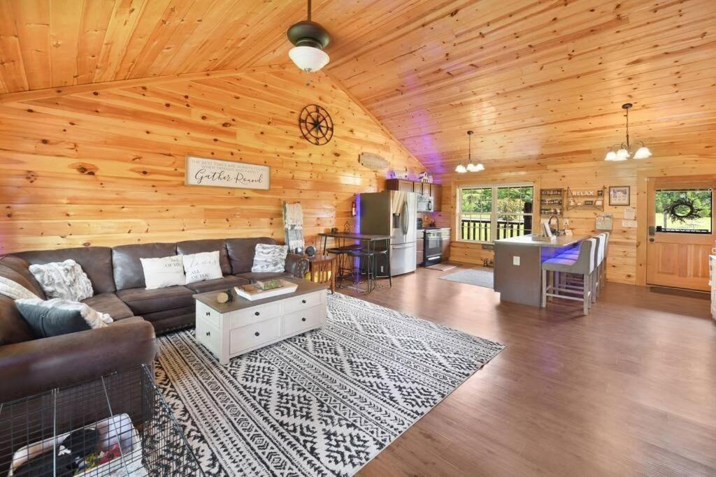 Enchanted Forest Cabin And Teepee! Lights & Laser Show! Private Hot Tub! Unique Stay! セバービル エクステリア 写真