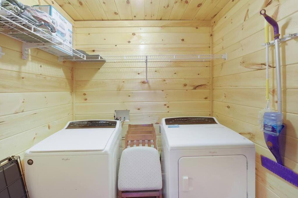 Enchanted Forest Cabin And Teepee! Lights & Laser Show! Private Hot Tub! Unique Stay! セバービル エクステリア 写真