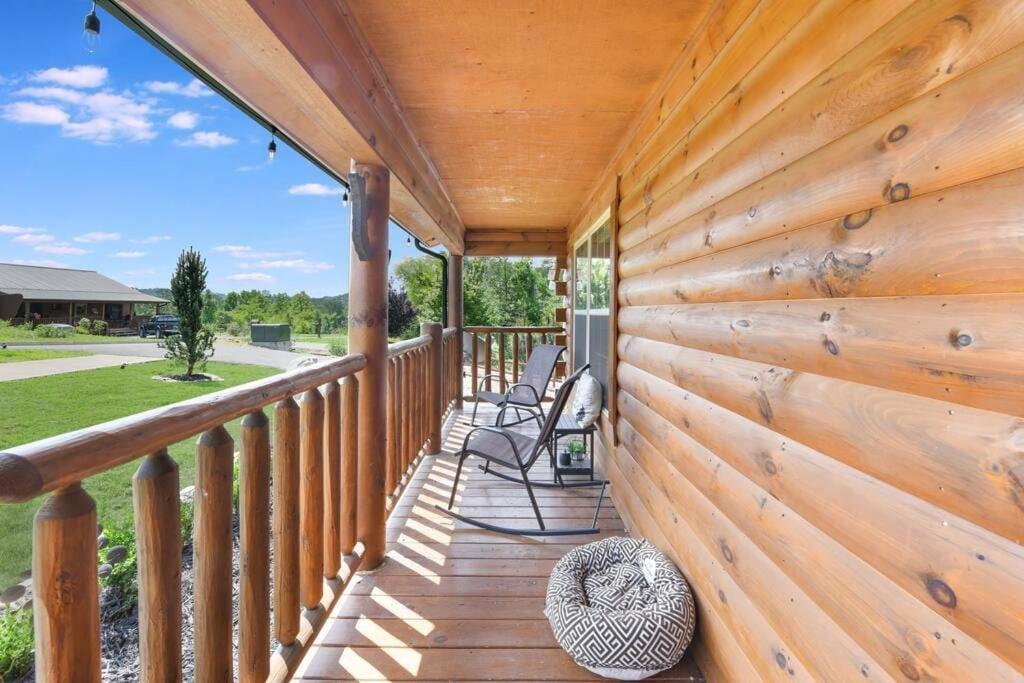 Enchanted Forest Cabin And Teepee! Lights & Laser Show! Private Hot Tub! Unique Stay! セバービル エクステリア 写真