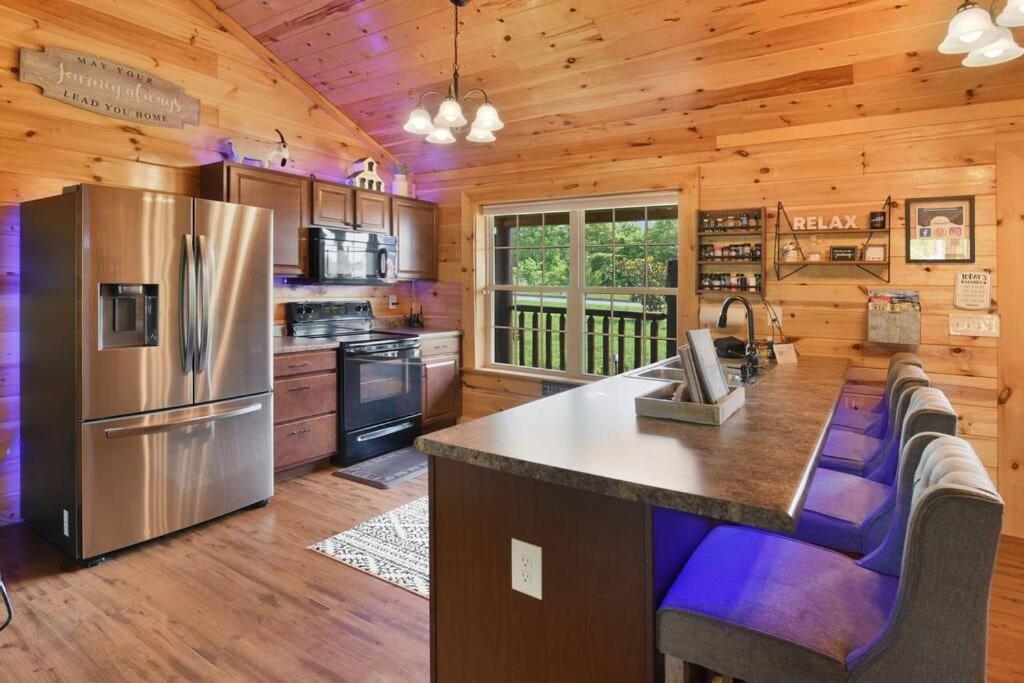 Enchanted Forest Cabin And Teepee! Lights & Laser Show! Private Hot Tub! Unique Stay! セバービル エクステリア 写真