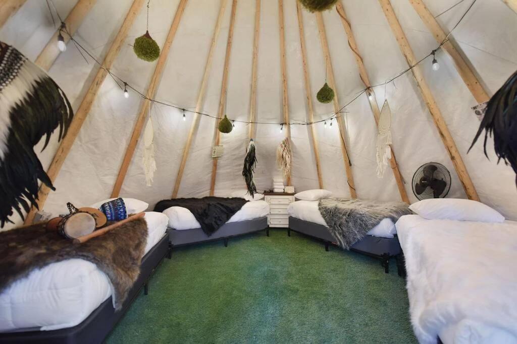 Enchanted Forest Cabin And Teepee! Lights & Laser Show! Private Hot Tub! Unique Stay! セバービル エクステリア 写真