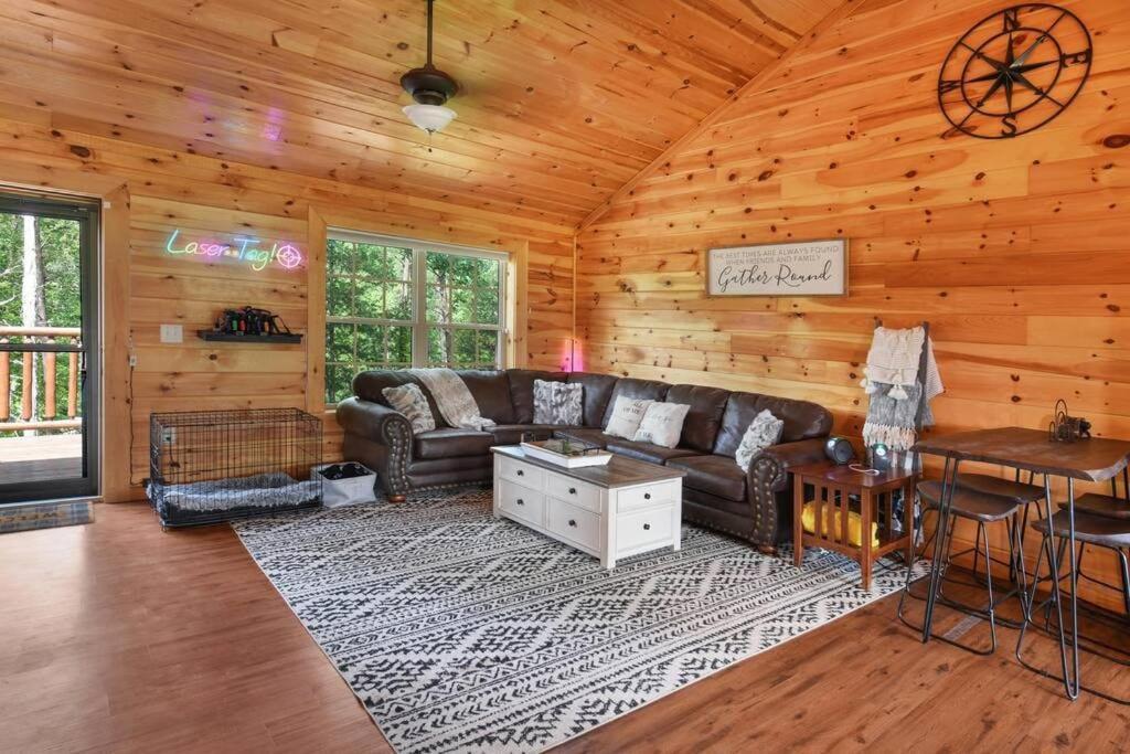 Enchanted Forest Cabin And Teepee! Lights & Laser Show! Private Hot Tub! Unique Stay! セバービル エクステリア 写真