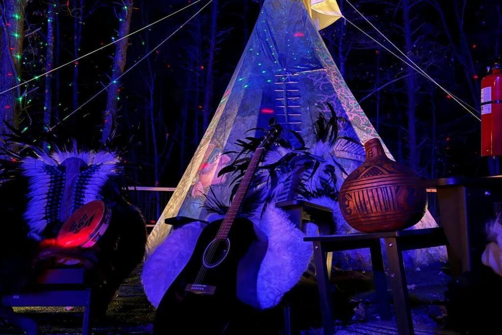 Enchanted Forest Cabin And Teepee! Lights & Laser Show! Private Hot Tub! Unique Stay! セバービル エクステリア 写真
