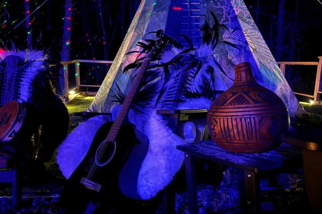 Enchanted Forest Cabin And Teepee! Lights & Laser Show! Private Hot Tub! Unique Stay! セバービル エクステリア 写真