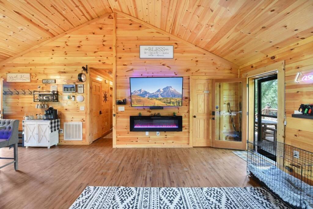 Enchanted Forest Cabin And Teepee! Lights & Laser Show! Private Hot Tub! Unique Stay! セバービル エクステリア 写真