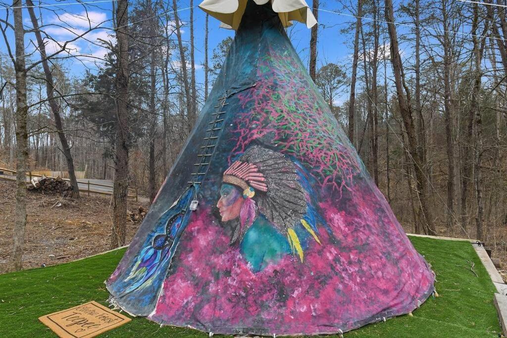 Enchanted Forest Cabin And Teepee! Lights & Laser Show! Private Hot Tub! Unique Stay! セバービル エクステリア 写真