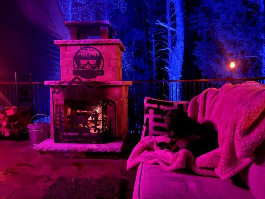 Enchanted Forest Cabin And Teepee! Lights & Laser Show! Private Hot Tub! Unique Stay! セバービル エクステリア 写真