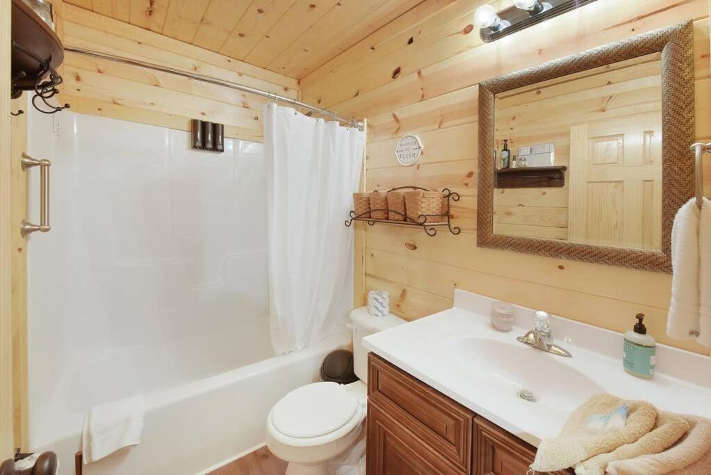 Enchanted Forest Cabin And Teepee! Lights & Laser Show! Private Hot Tub! Unique Stay! セバービル エクステリア 写真