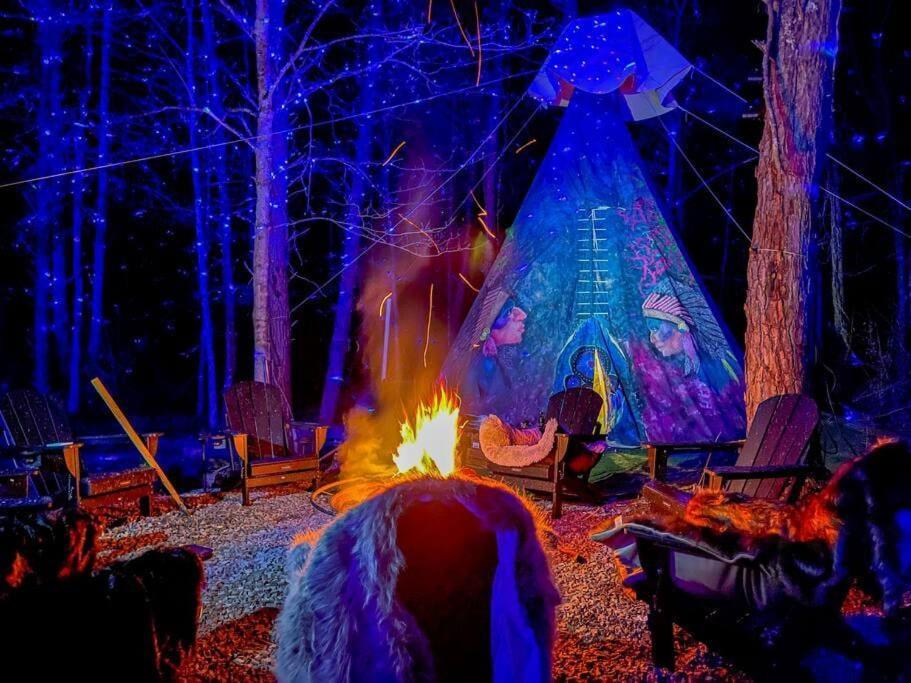 Enchanted Forest Cabin And Teepee! Lights & Laser Show! Private Hot Tub! Unique Stay! セバービル エクステリア 写真
