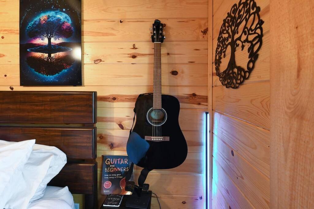 Enchanted Forest Cabin And Teepee! Lights & Laser Show! Private Hot Tub! Unique Stay! セバービル エクステリア 写真