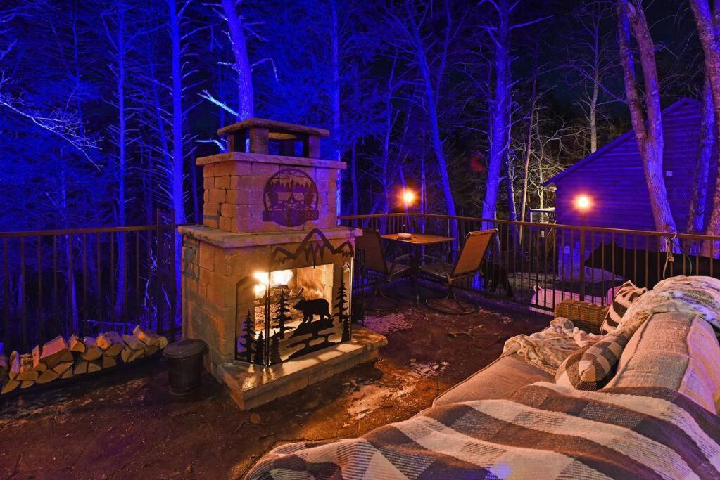 Enchanted Forest Cabin And Teepee! Lights & Laser Show! Private Hot Tub! Unique Stay! セバービル エクステリア 写真