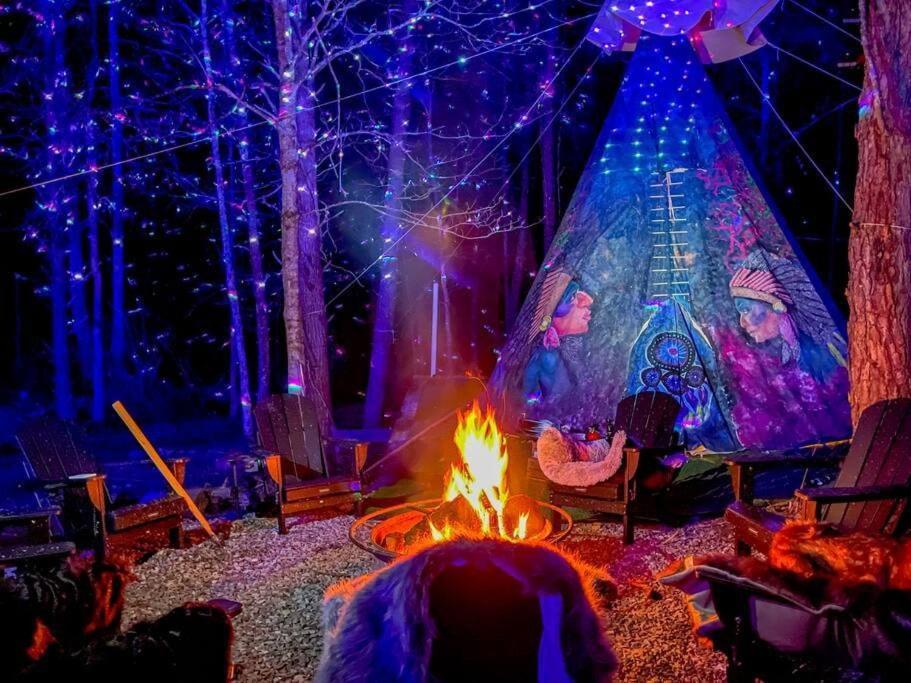 Enchanted Forest Cabin And Teepee! Lights & Laser Show! Private Hot Tub! Unique Stay! セバービル エクステリア 写真