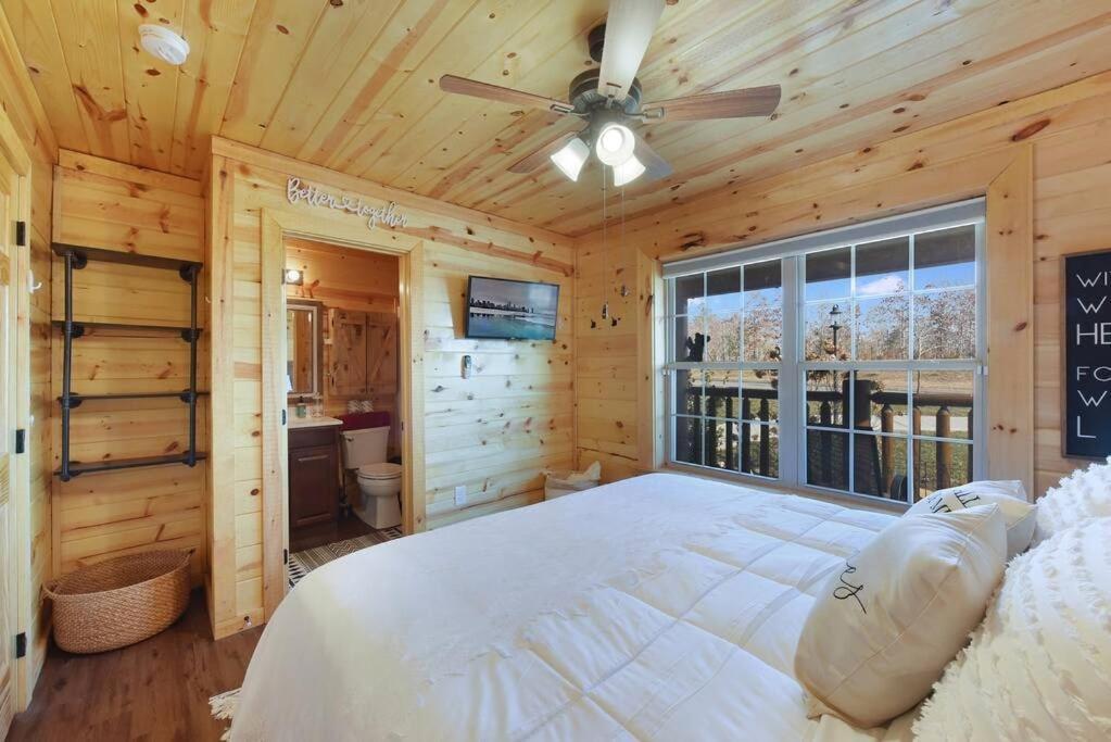 Enchanted Forest Cabin And Teepee! Lights & Laser Show! Private Hot Tub! Unique Stay! セバービル エクステリア 写真
