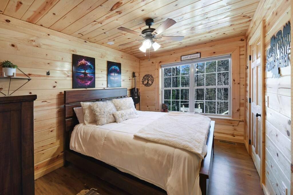 Enchanted Forest Cabin And Teepee! Lights & Laser Show! Private Hot Tub! Unique Stay! セバービル エクステリア 写真