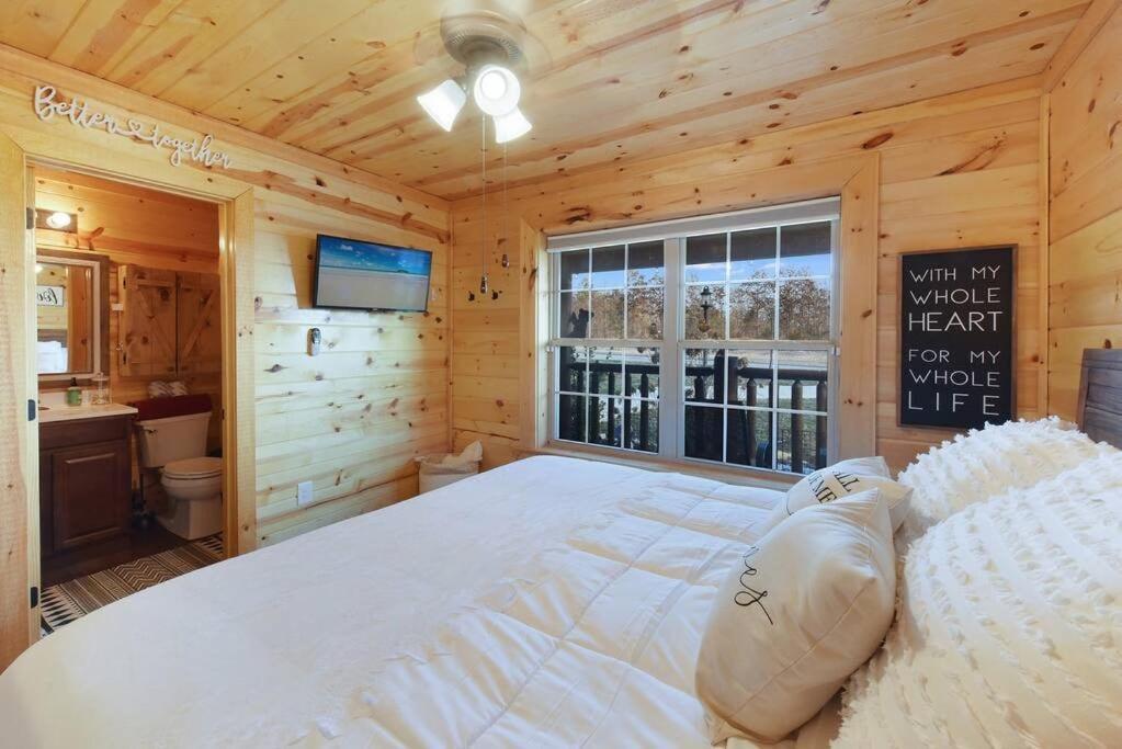 Enchanted Forest Cabin And Teepee! Lights & Laser Show! Private Hot Tub! Unique Stay! セバービル エクステリア 写真